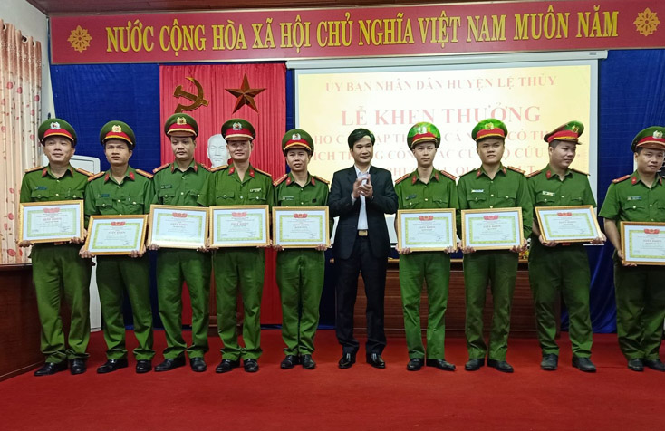 Lệ Thủy: Khen thưởng các tập thể, cá nhân có thành tích trong công tác cứu hộ, cứu nạn, khắc phục hậu quả lũ lụt