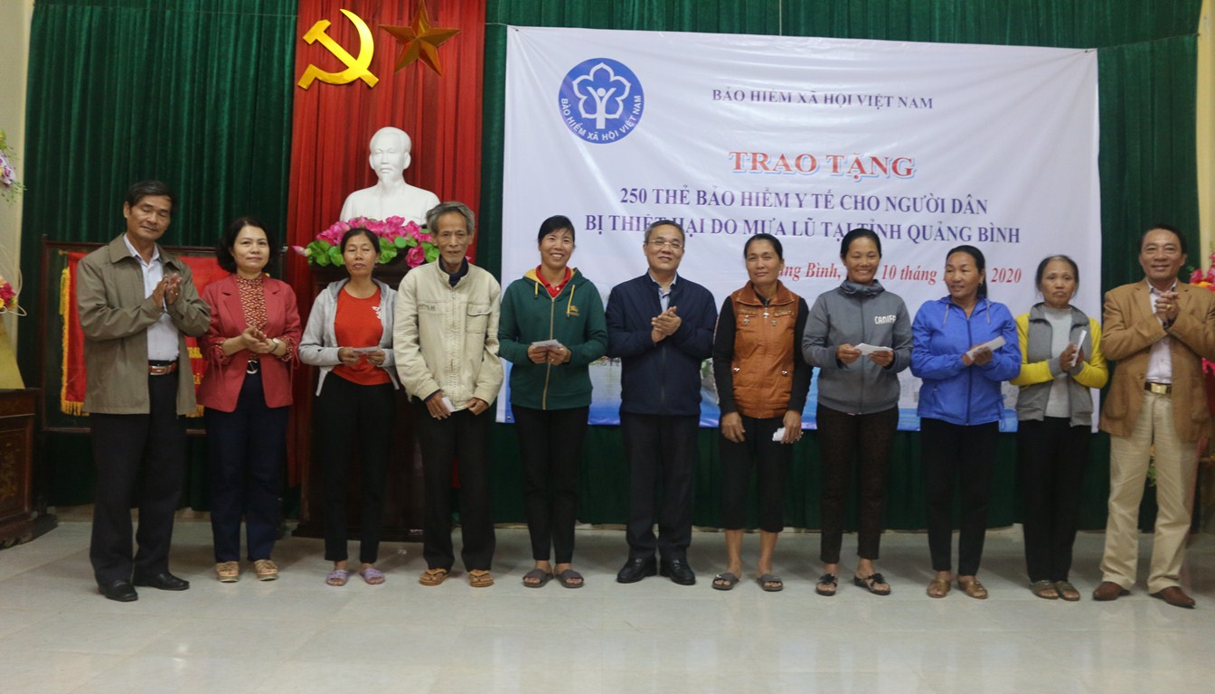 Tặng thẻ BHYT cho người dân vùng lũ Quảng Bình