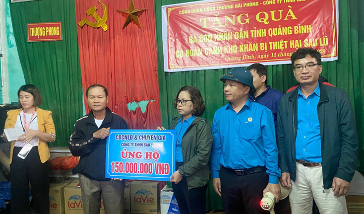 Sẻ chia khó khăn cùng người dân vùng lũ