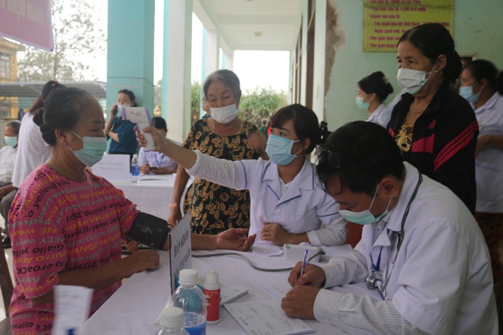 Nỗ lực kiểm soát dịch bệnh sau lũ