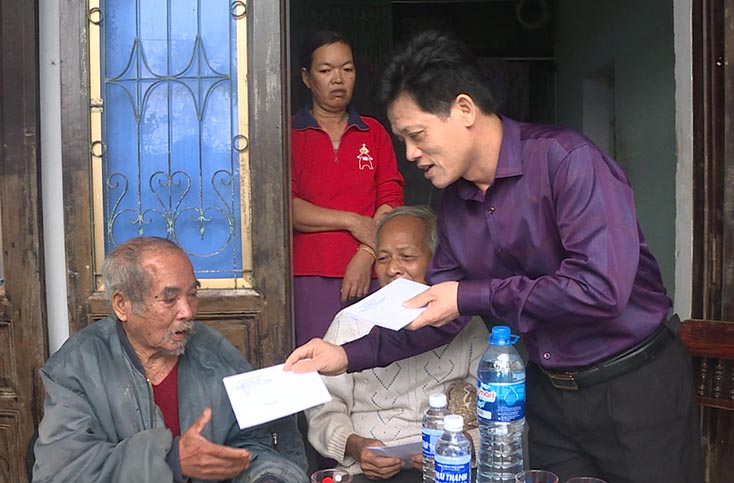 Đồng chí Trưởng ban Dân vận Tỉnh uỷ kiểm tra tình hình khắc phục hậu quả lũ lụt ở huyện Quảng Ninh