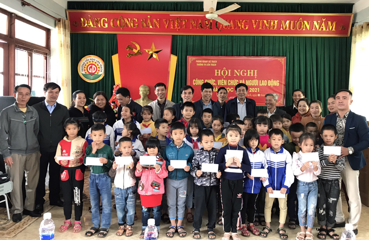Tặng quà cho bà con vùng lũ huyện Bố Trạch và thị xã Ba Đồn