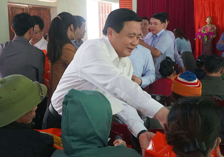 Đoàn công tác Học viện Chính trị Quốc gia Hồ Chí Minh thăm, tặng quà tại xã Tân Hóa