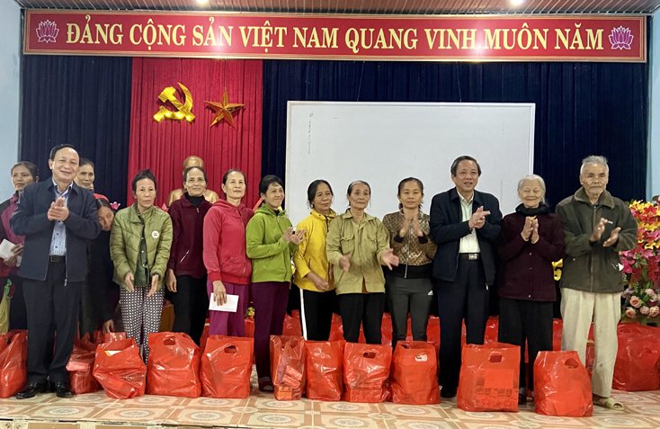 Đồng chí Phó Trưởng ban Tổ chức Trung ương Hoàng Đăng Quang thăm, tặng quà người dân xã Quảng Minh