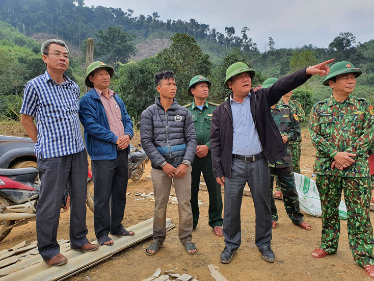 Đồng chí Phó Chủ tịch UBND tỉnh Trần Phong kiểm tra công tác phòng chống bão số 13 tại xã Trường Sơn