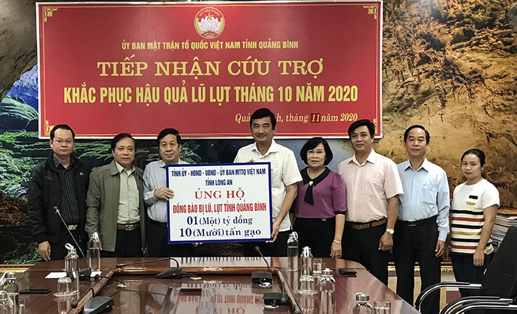 Tỉnh Long An ủng hộ Quảng Bình 1 tỷ đồng và 10 tấn gạo khắc phục hậu quả mưa lũ