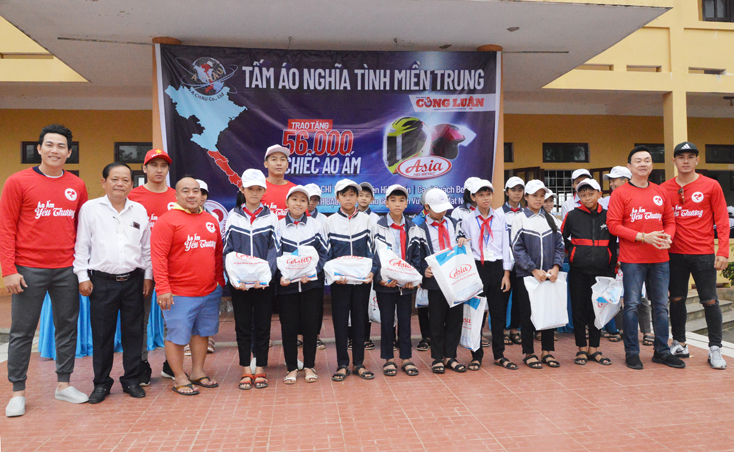 Tặng 10.000 áo ấm cho học sinh vùng lũ