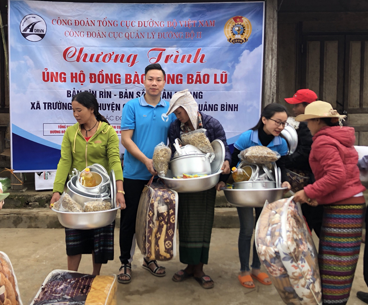 Trao quà hỗ trợ cho đồng bào biên giới xã Trường Sơn
