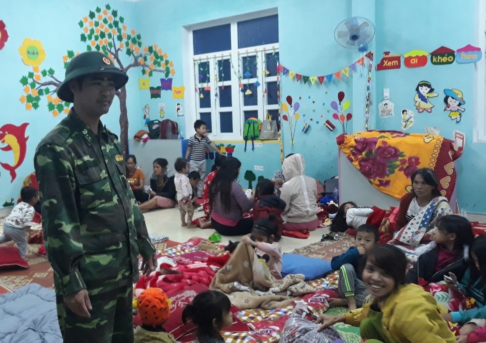Di dời các hộ dân đến nơi an toàn để tránh bão