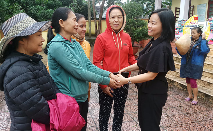 Báo Khánh Hòa trao quà hỗ trợ cho người dân vùng lũ