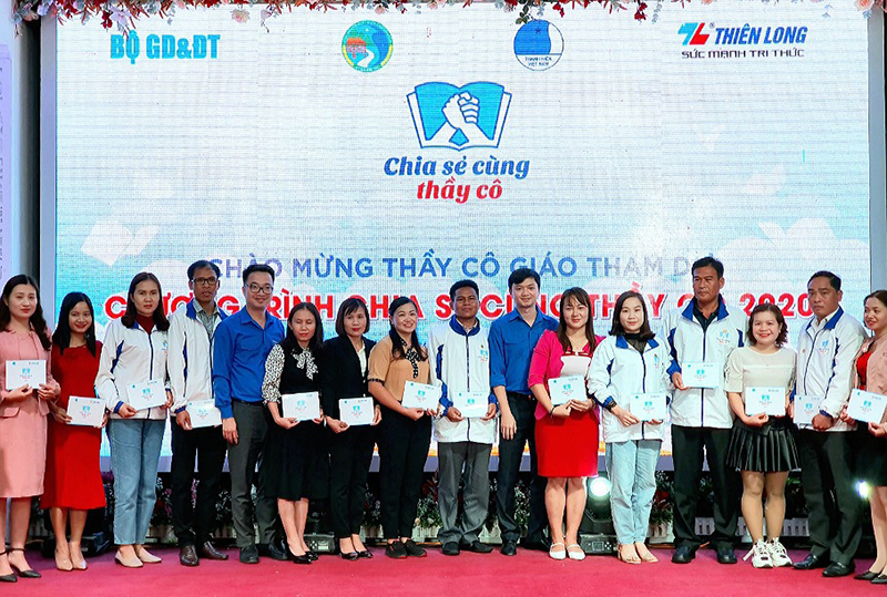 Trao bằng khen và sổ tiết kiệm tặng 63 giáo viên người dân tộc thiểu số