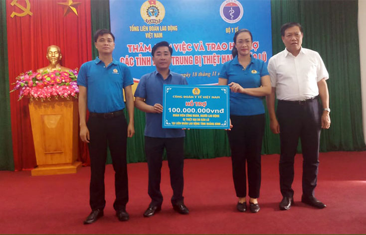 Tổng LĐLĐ Việt Nam và Bộ Y tế trao quà hỗ trợ người lao động sau lũ