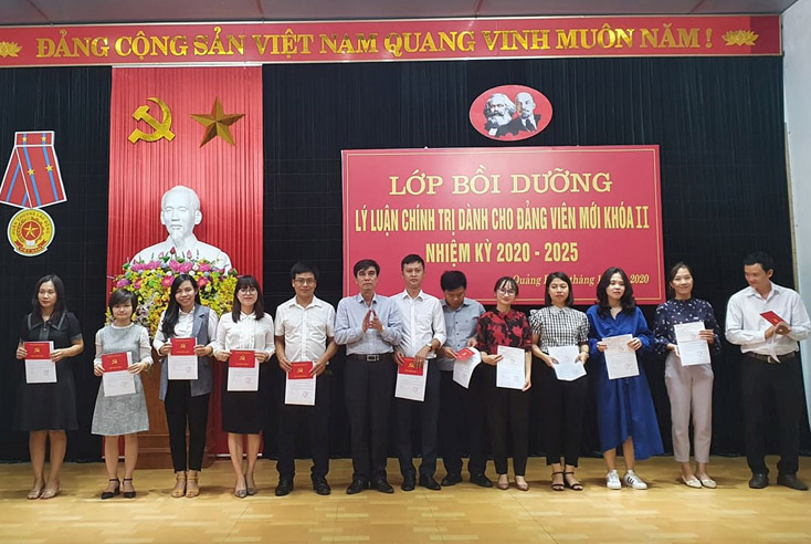 Đảng ủy Khối các cơ quan tỉnh: Bồi dưỡng lý luận chính trị cho đảng viên mới