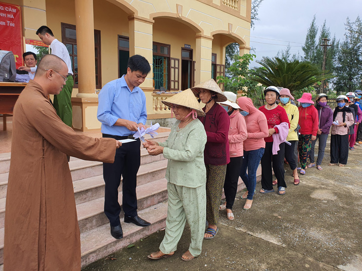 Hỗ trợ 500 triệu đồng cho người dân và trường học ở vùng lũ Quảng Ninh