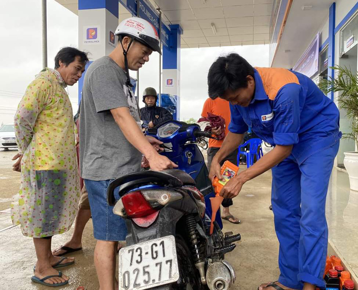 Đồng hành cùng người dân vùng lũ