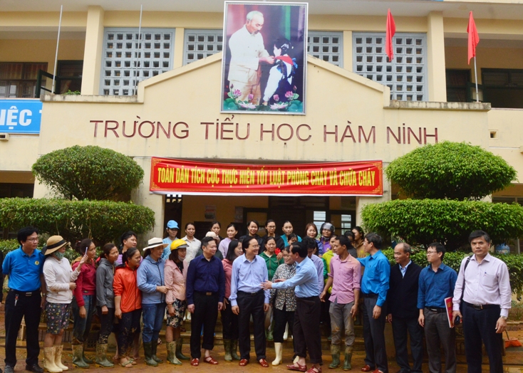 Phấn đấu không ngừng vì sự nghiệp "trồng người"