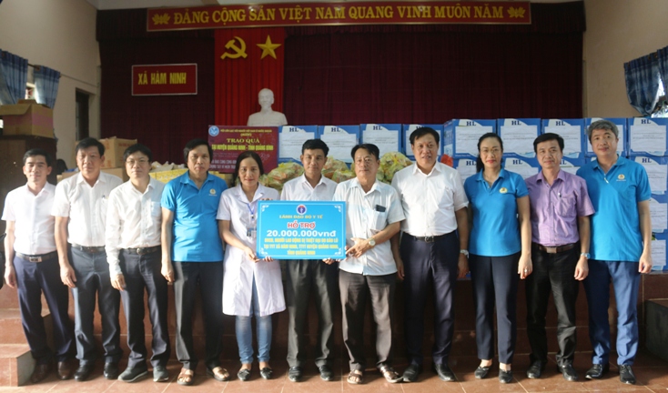 Đoàn công tác Bộ Y tế thăm và trao quà hỗ trợ vùng lũ Quảng Ninh