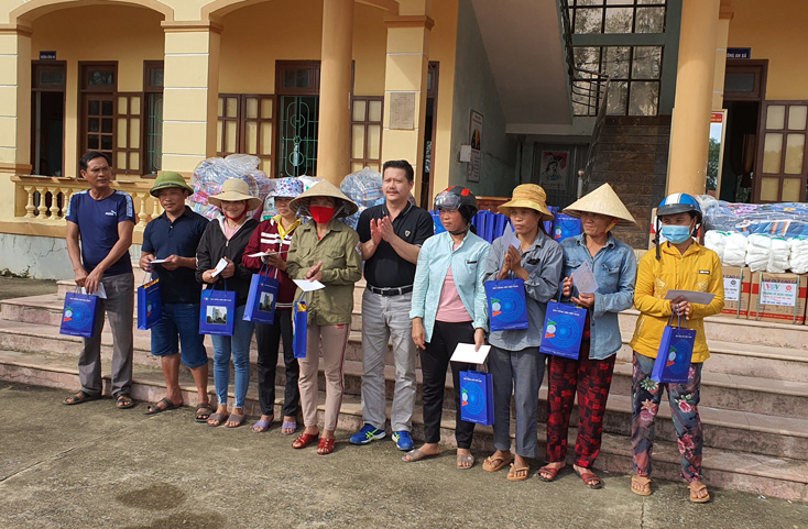 Sẻ chia khó khăn cùng người dân vùng lũ