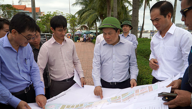 Đồng chí Bí thư Tỉnh ủy kiểm tra tình hình các dự án khu nhà thương mại, khu đô thị tại thành phố Đồng Hới