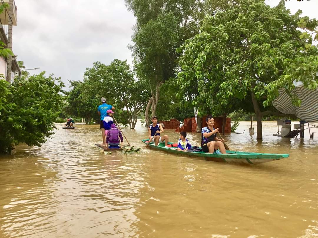 Thương về vùng lũ quê anh