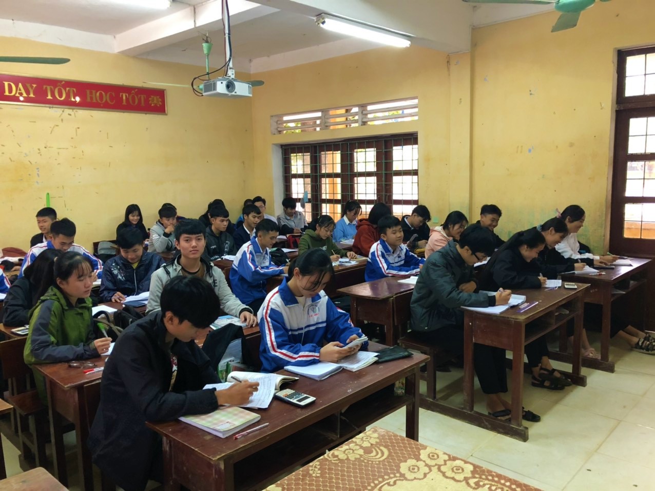 Thầy, trò vùng lũ vượt gian khó