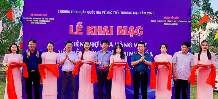 Đang diễn ra phiên chợ đưa hàng Việt về miền núi huyện Minh Hóa