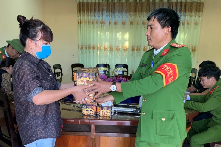 Vận động người dân giao nộp vũ khí, công cụ hỗ trợ và vật liệu nổ