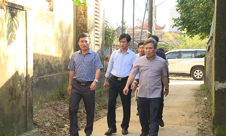 Đồng chí Bí thư Tỉnh uỷ kiểm tra công tác khắc phục hậu quả lũ lụt tại huyện Lệ Thuỷ