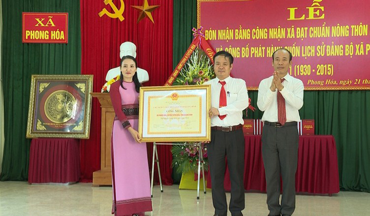 Tuyên Hoá: Công bố quyết định công nhận xã Phong Hoá đạt chuẩn nông thôn mới