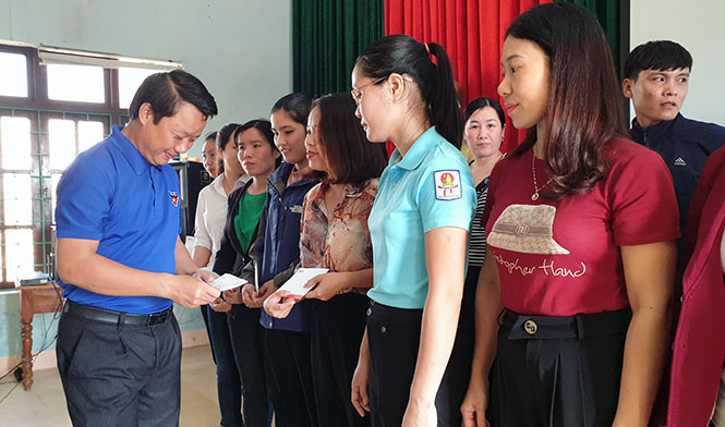 Trao 500 suất quà cho học sinh và giáo viên vùng lũ