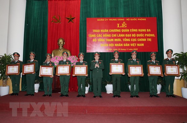 Trao Huân chương Quân công hạng Ba tặng lãnh đạo Bộ Quốc phòng