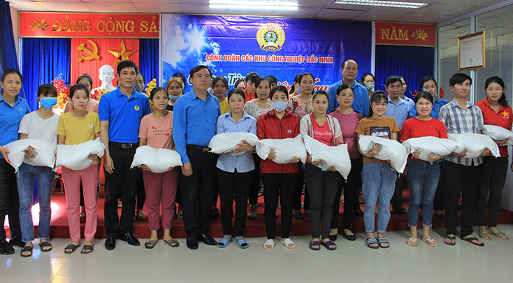 Chung tay chia sẻ với người lao động sau lũ