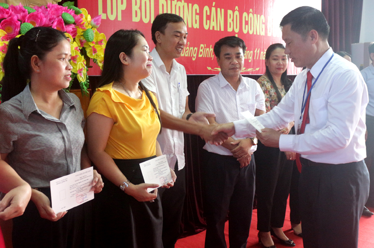 Bế giảng lớp tập huấn cán bộ công đoàn cơ sở năm 2020
