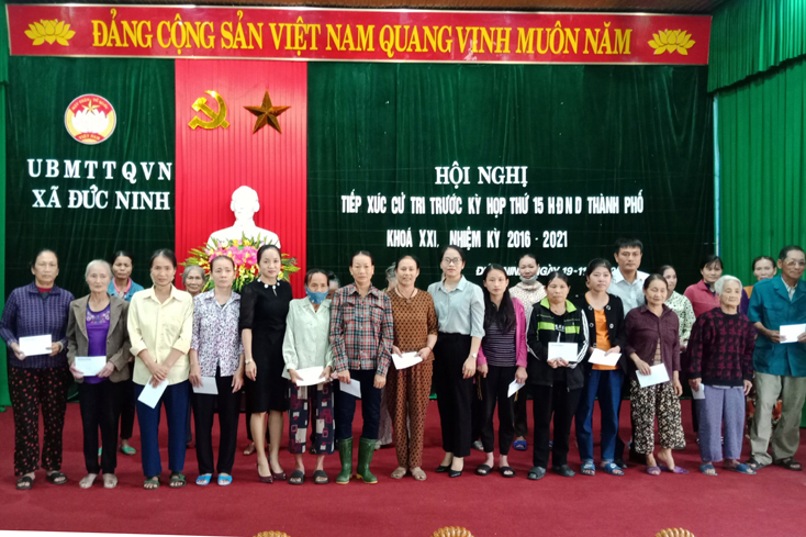 Báo Quảng Bình kết nối trao 100 suất quà cho người dân bị ảnh hưởng lũ lụt
