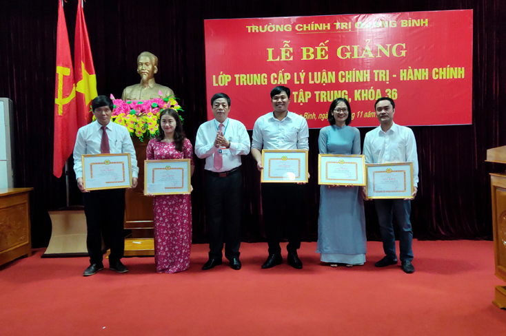 Bế giảng lớp trung cấp lý luận Chính trị-Hành chính, hệ tập trung, khóa 36