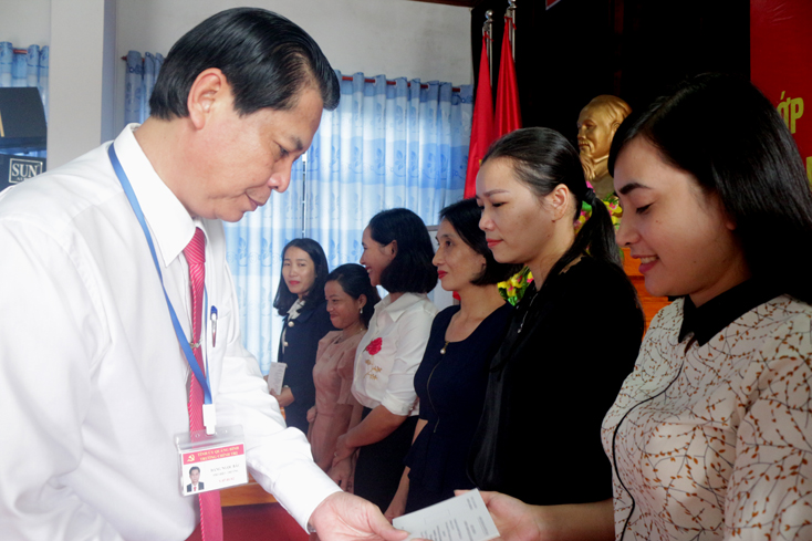 Bế giảng lớp bồi dưỡng nhận thức mới về chủ nghĩa Mác-Lênin và nghiệp vụ cho cán bộ Hội LHPN