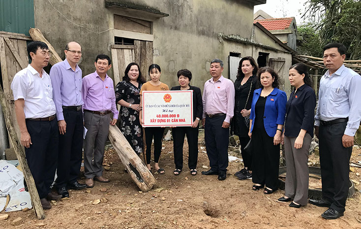 Đoàn công tác của Ủy ban về các vấn đề Xã hội của Quốc hội thăm, động viên đồng bào vùng lũ Quảng Bình