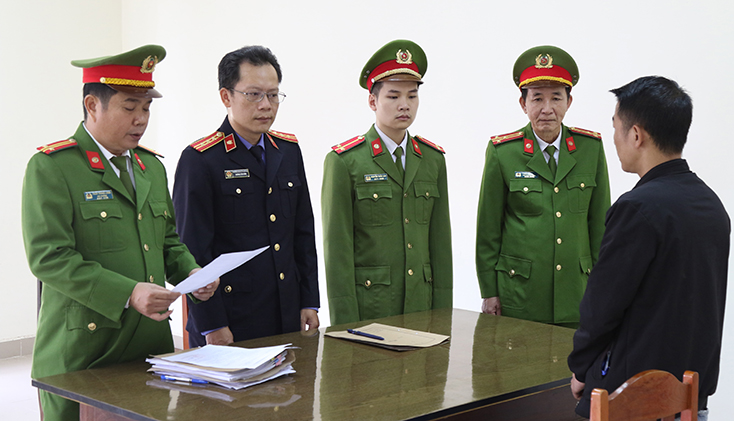 Khởi tố đối tượng chiếm đoạt tài sản là hàng cứu trợ lụt bão