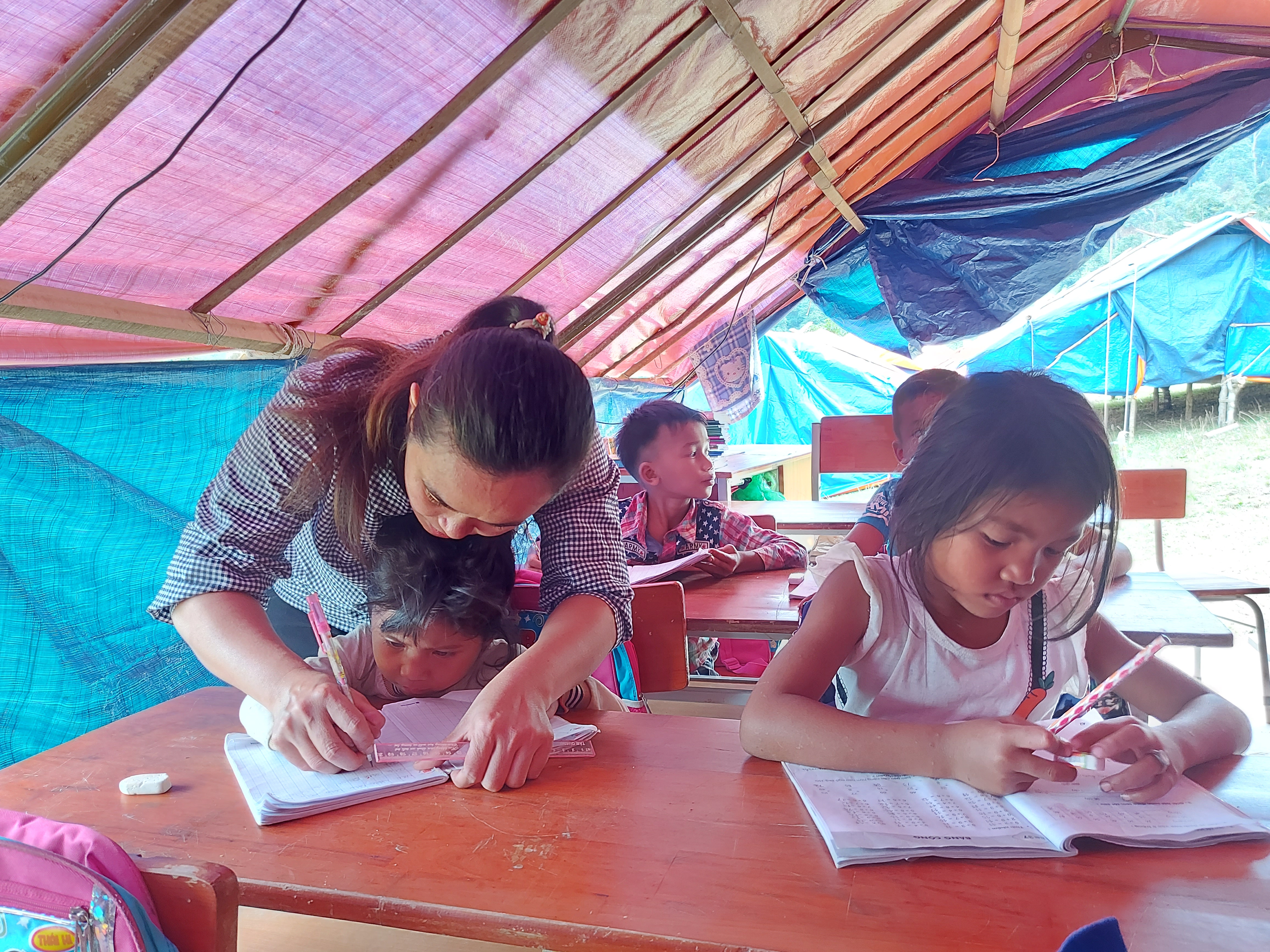 Cô giáo bản Sắt