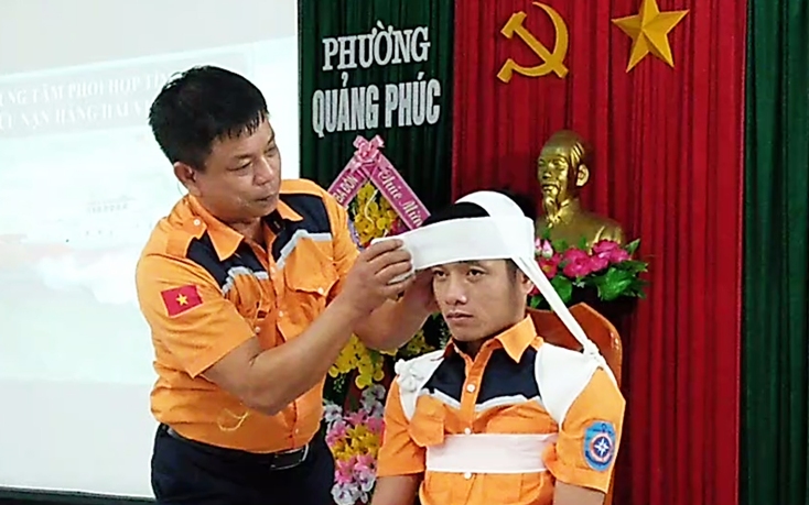 Nâng cao kiến thức pháp luật, hỗ trợ an toàn trên biển cho ngư dân