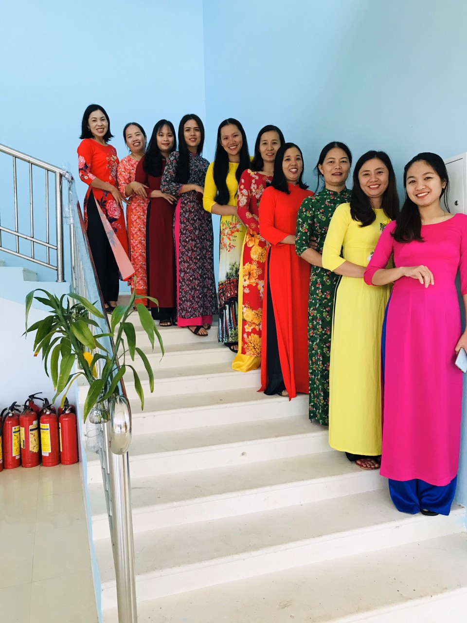 1.240 bộ áo dài tặng giáo viên vùng lũ