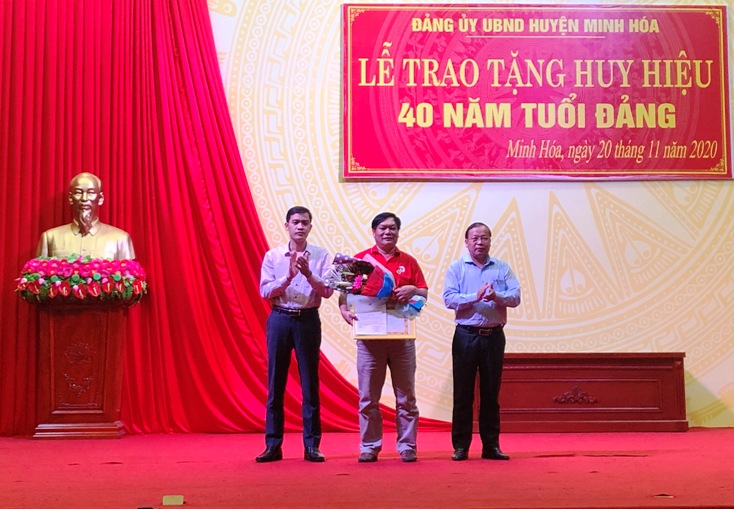 180 đảng viên được trao tặng Huy hiệu Đảng