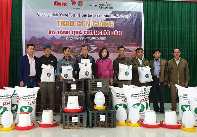 Trao 1.070 phần quà cho người dân vùng lũ