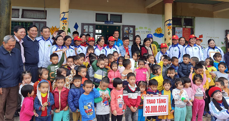 Trao quà cho học sinh các trường học vùng lũ Lệ Thủy