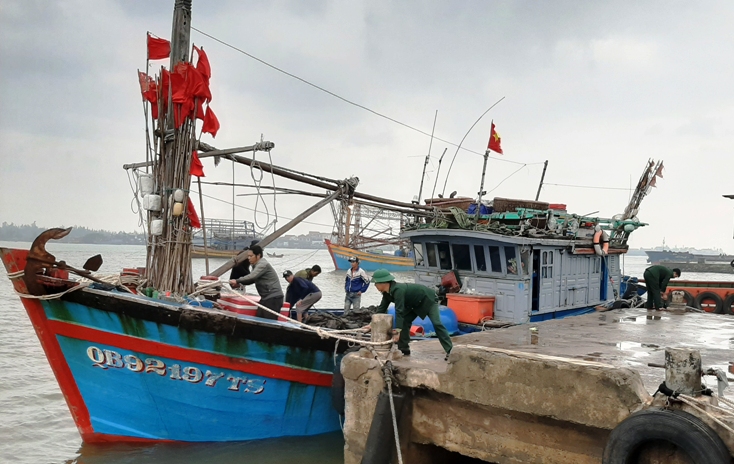 Tàu cá bị sự cố trên biển đã cập cảng an toàn