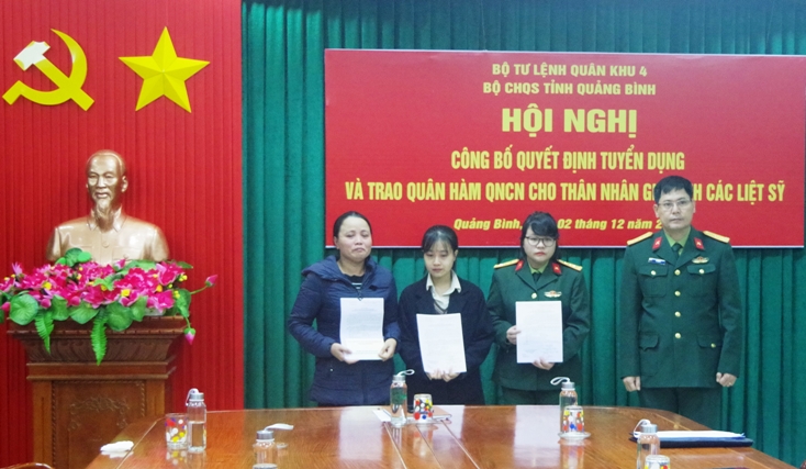 Công bố quyết định tuyển dụng và trao quân hàm quân nhân chuyên nghiệp cho thân nhân các liệt sỹ