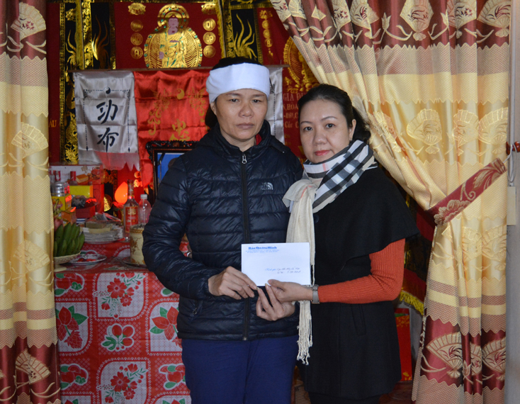 Báo Quảng Bình trao hỗ trợ cho gia đình cán bộ xã quên mình vì dân trong lũ