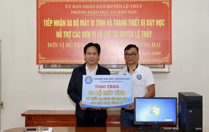 Hỗ trợ các trường học bị thiệt hại do lũ lụt ở huyện Lệ Thủy