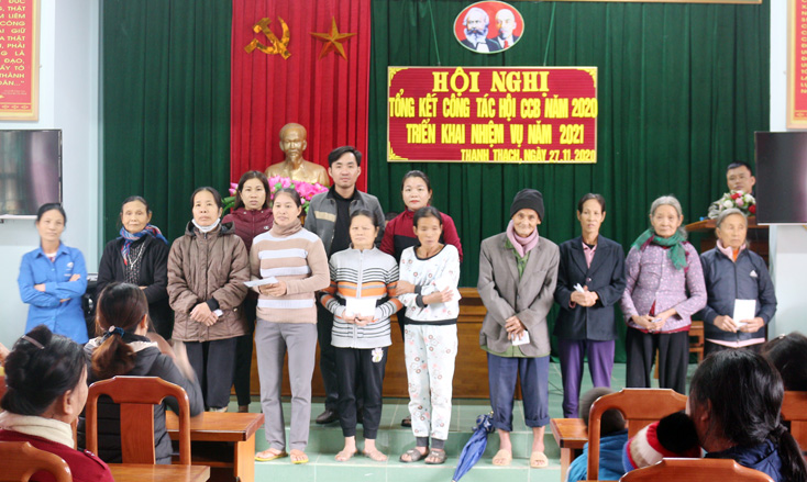 Báo Quảng Bình trao quà cho hộ nghèo xã Thanh Thạch