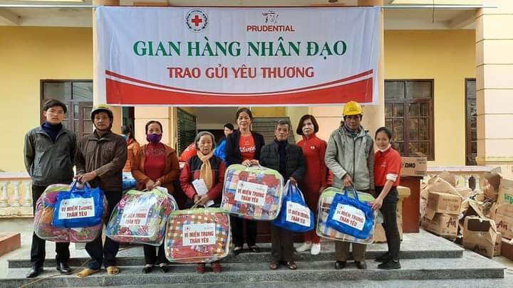 Khám bệnh, cấp phát thuốc miễn phí và trao quà hỗ trợ người dân vùng lũ